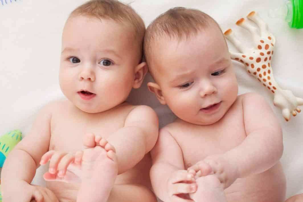 what to expect with twins and their milestones