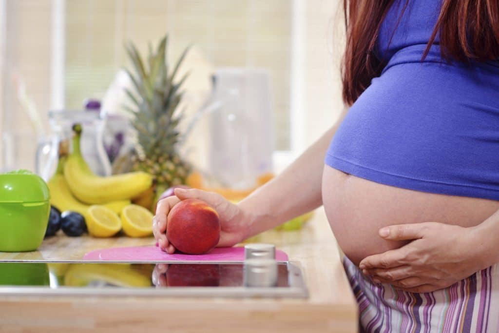 pregnant-women-in-the-kitchen-000045886368_Medium