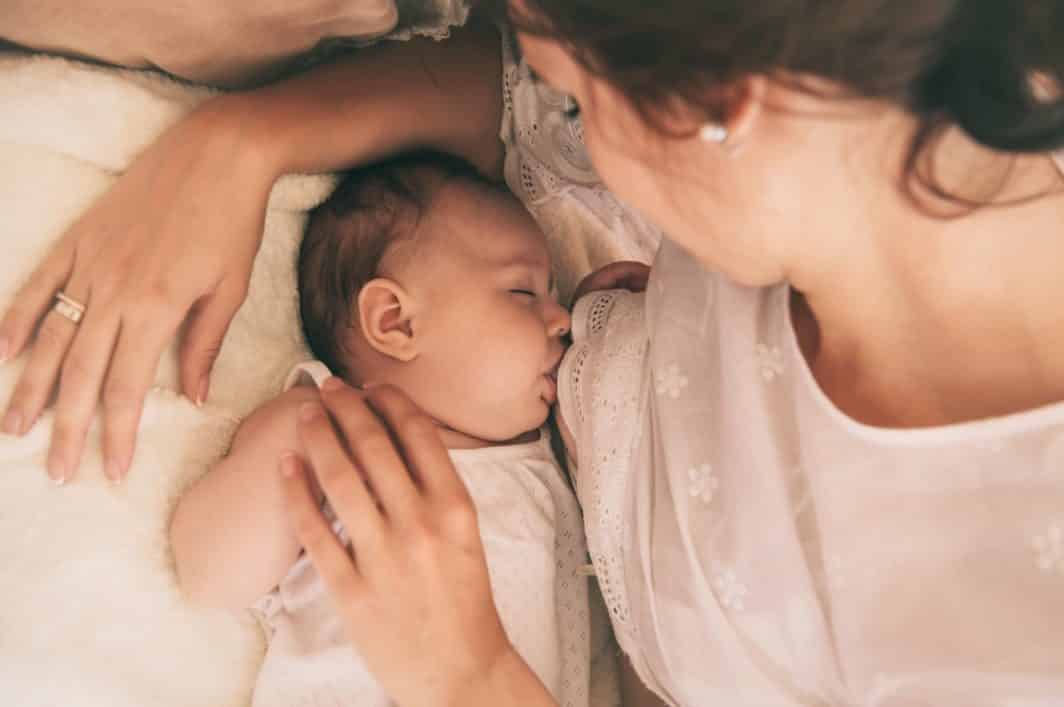 10 Tips to Conquer the first Month of Breastfeeding and Beyond