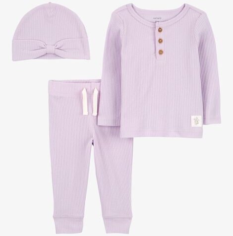 This three-piece lavender baby set, perfect for coming home outfits, includes a long-sleeve top with three buttons, matching drawstring pants, and a charming knotted hat. The ribbed fabric adds a touch of cozy elegance.