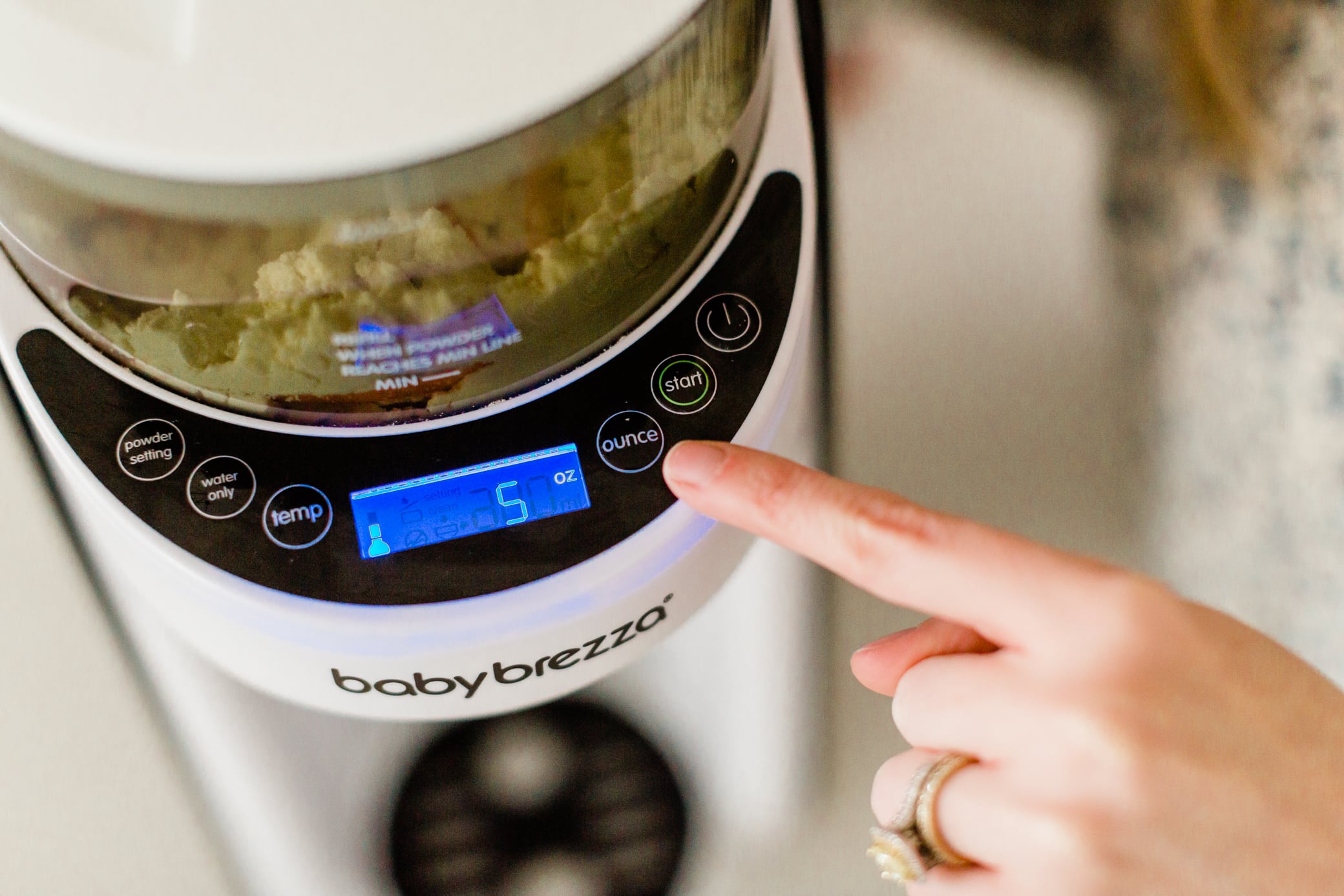 Selecting the ounce amount on the Baby Brezza Formula Pro.