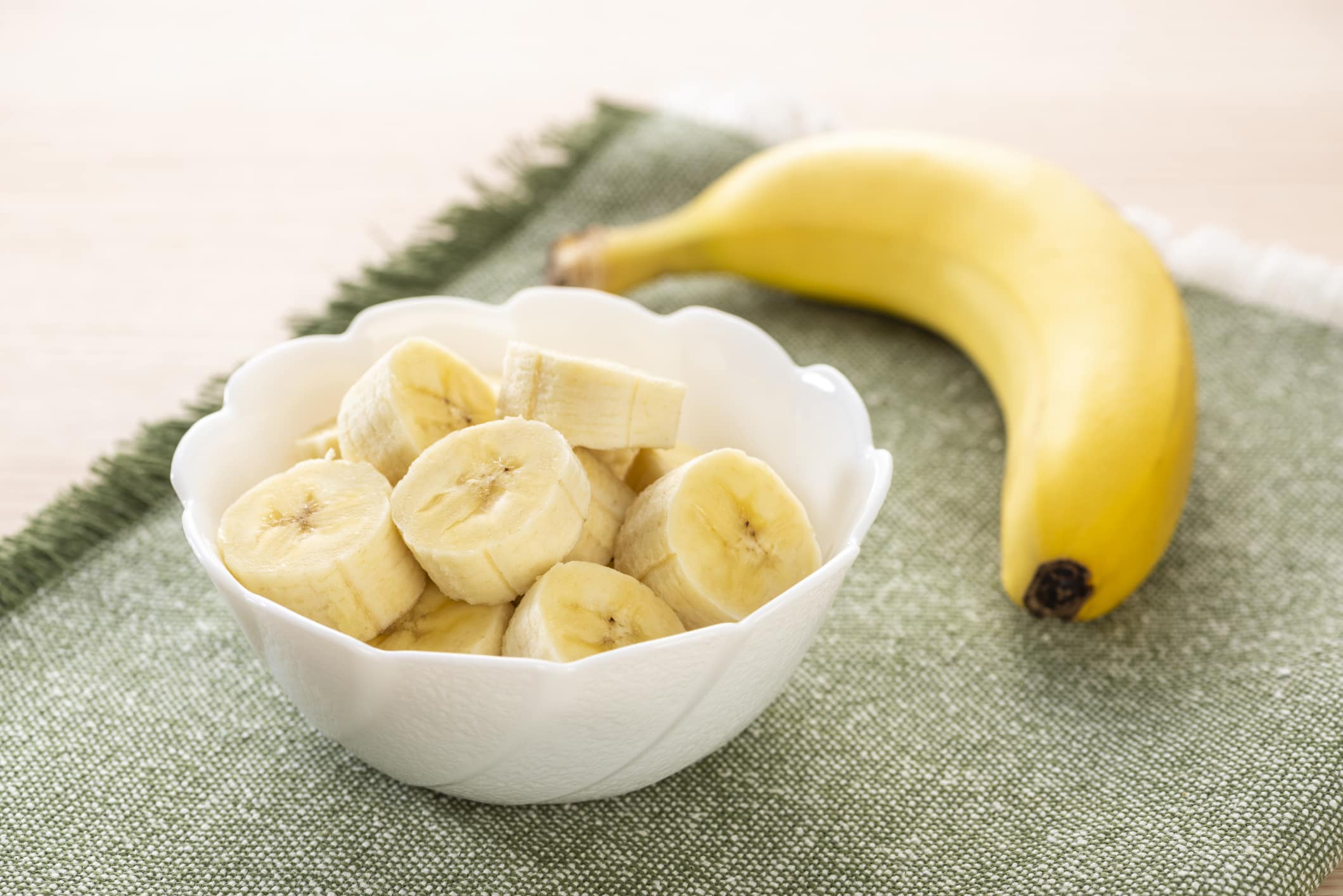 Cut bananas in the bowl