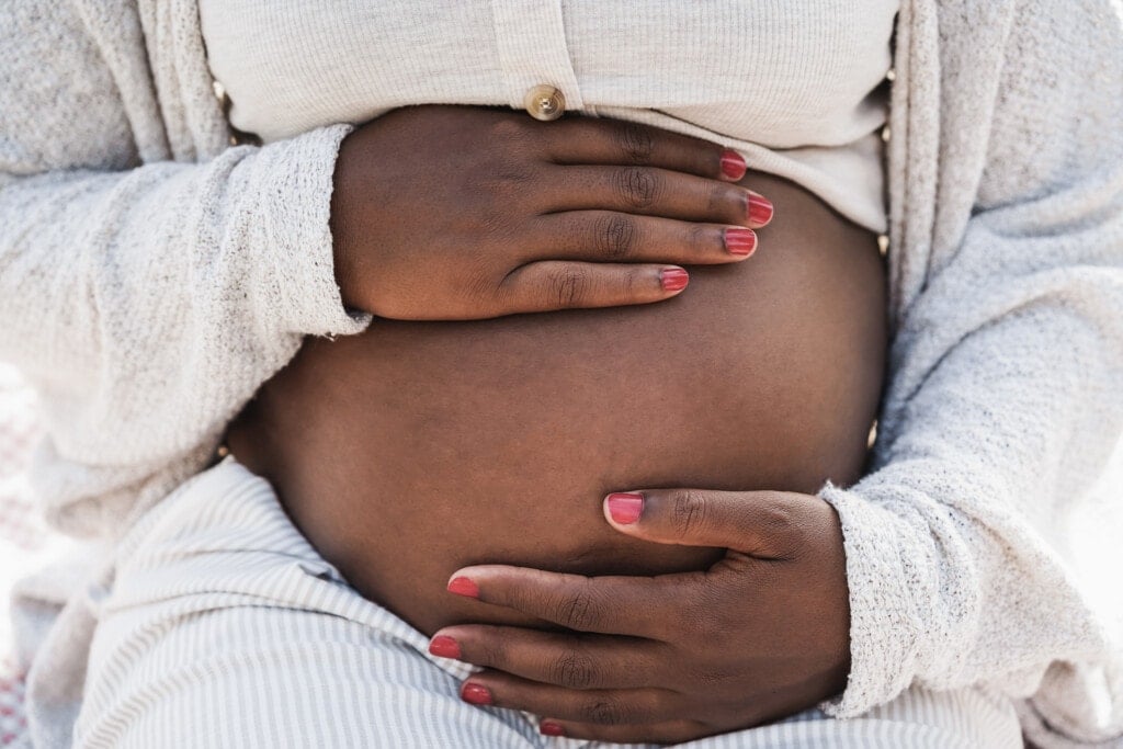 Cận cảnh người phụ nữ mang thai châu Phi ôm bụng bầu - Tập trung vào tay