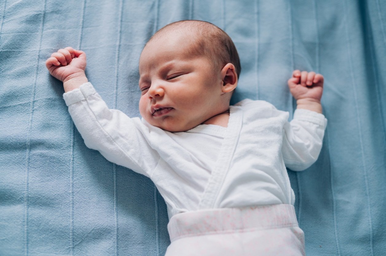Cách mặc quần áo phù hợp cho bé để có giấc ngủ an toàn
