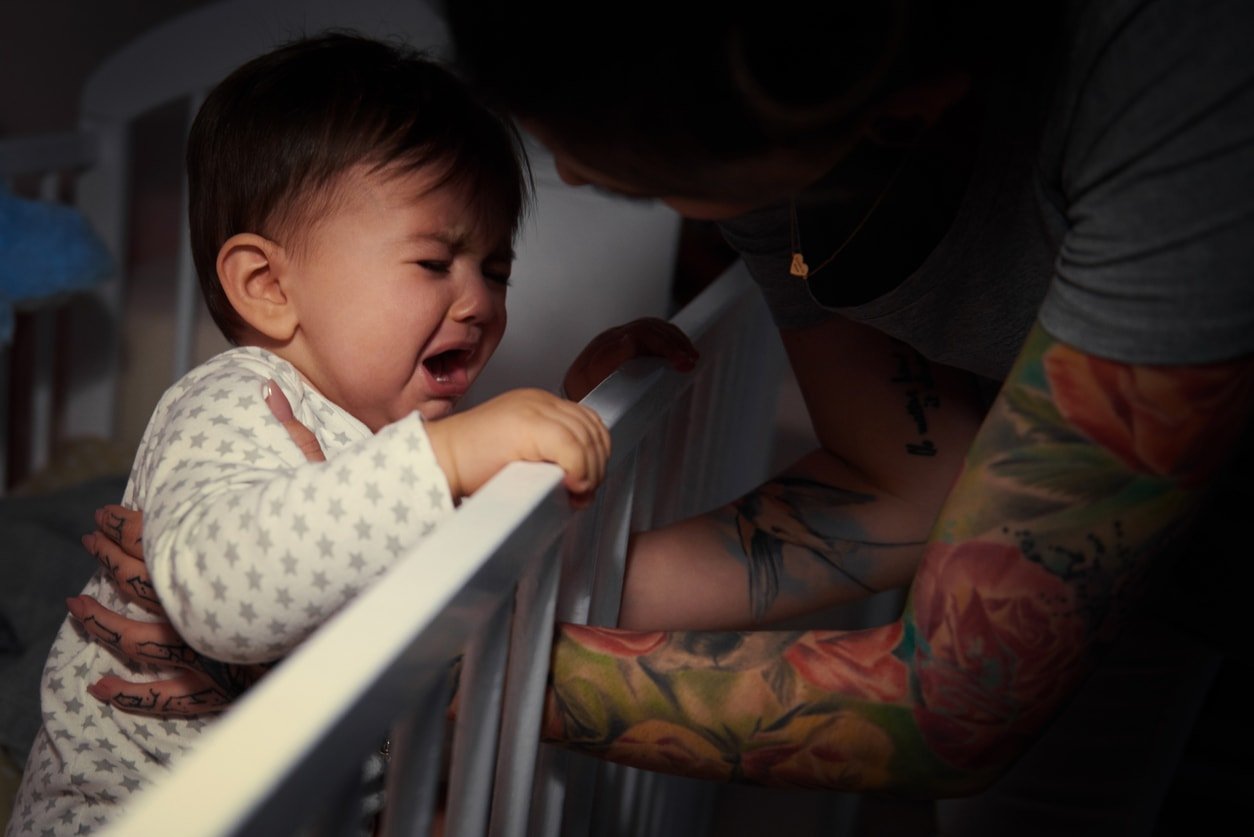 Lý do tại sao em bé của bạn thức dậy khóc hoặc la hét