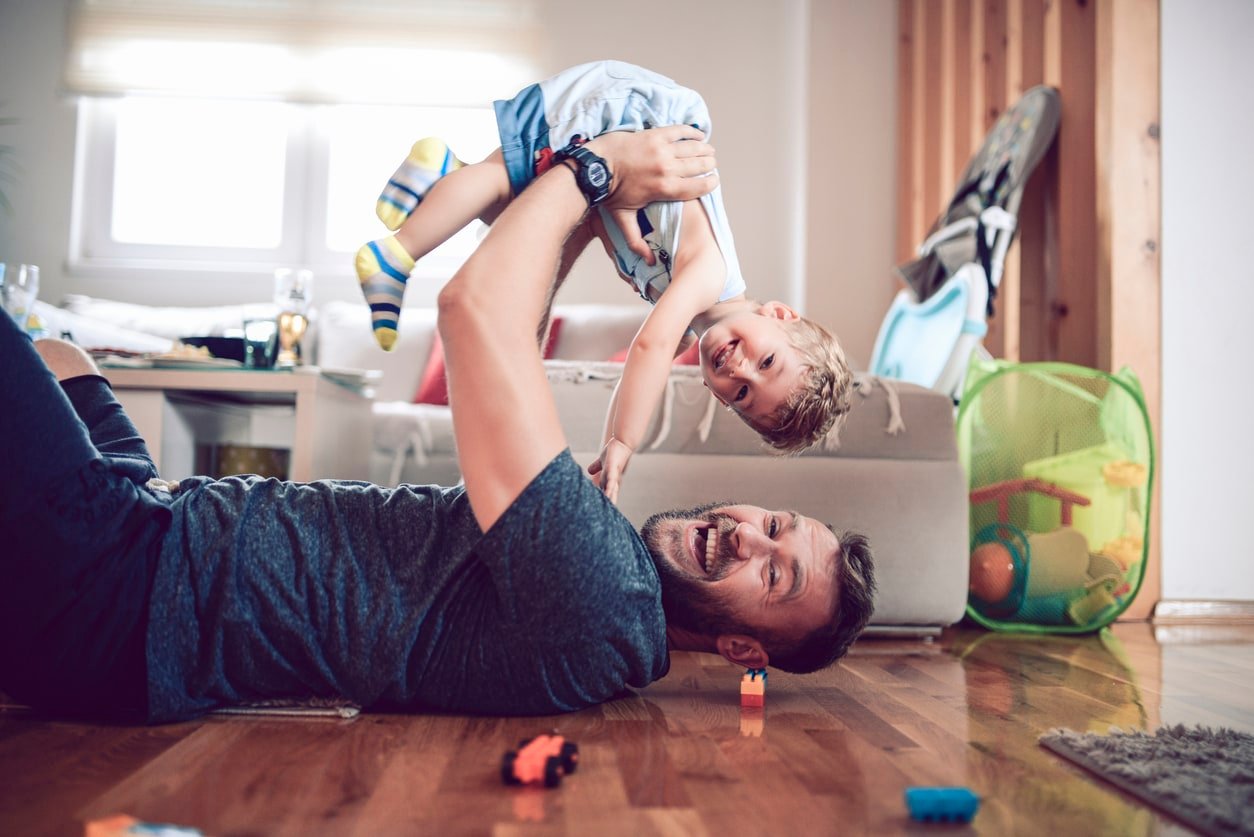 Các nghiên cứu cho thấy những em bé có nhiều thời gian chơi với bố hơn sẽ học nhanh hơn