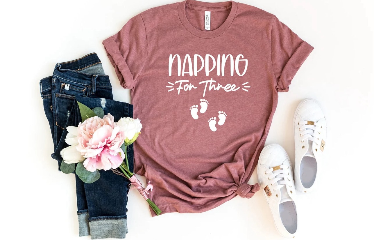 Pink pregnancy announcement t-shirt with jeans and sneakers 