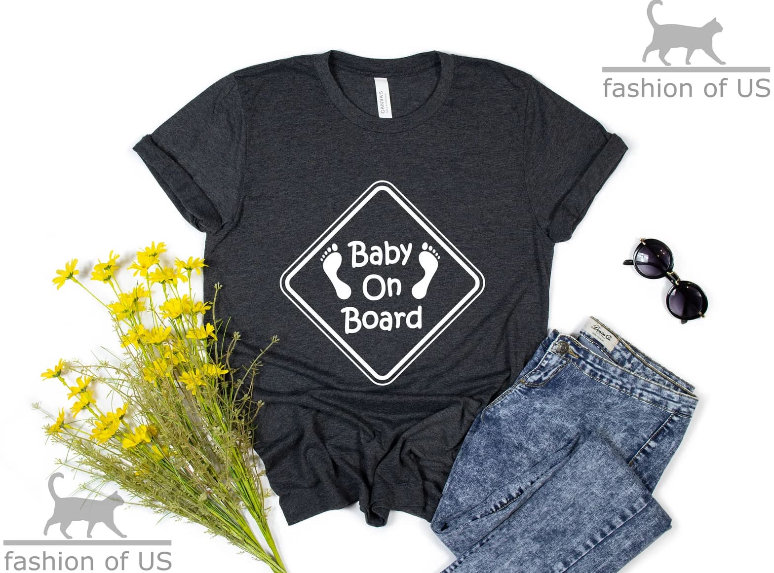 Black pregnancy announcement t-shirt with jeans and sunglasses 