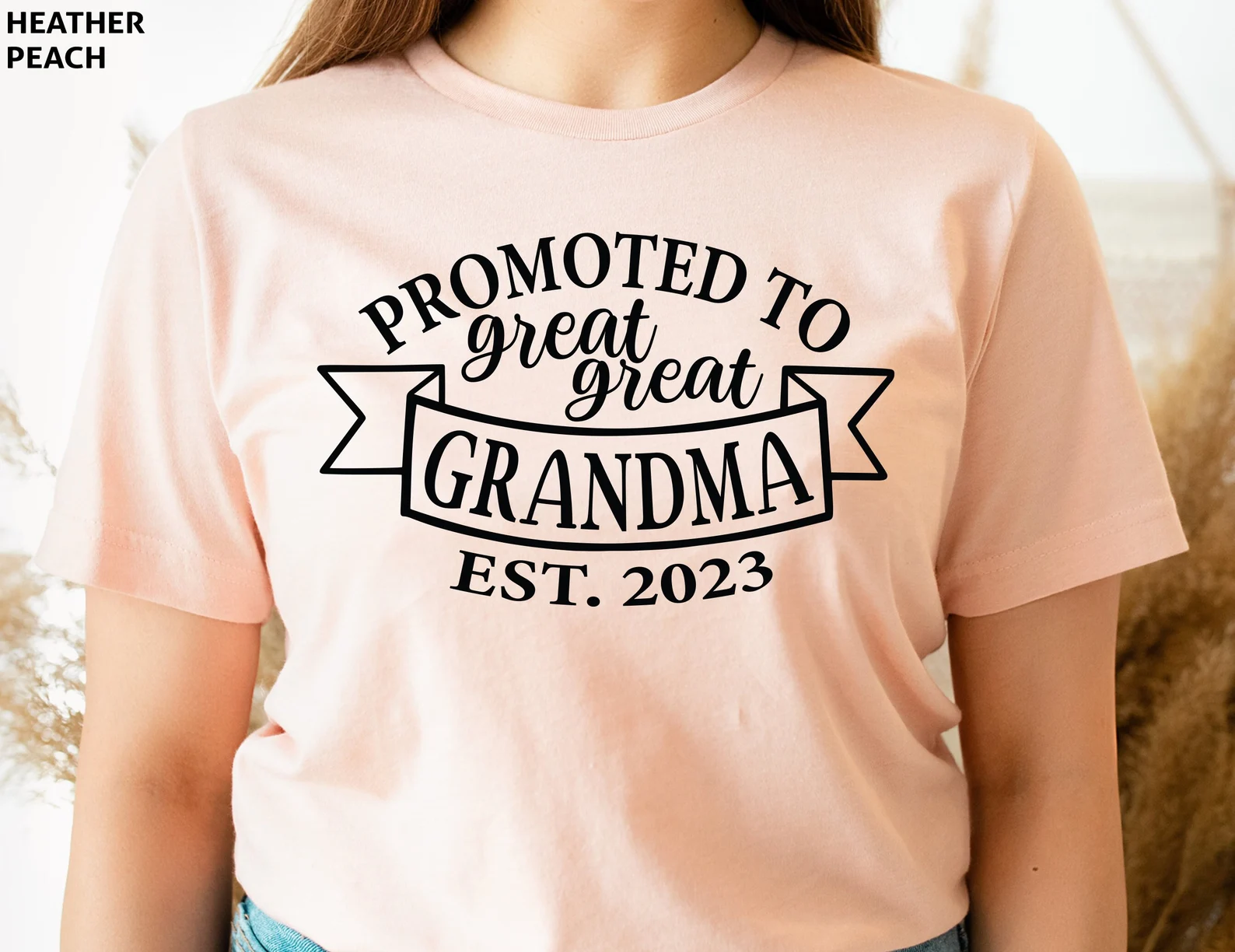 Woman in light pink pregnancy announcement t-shirt 