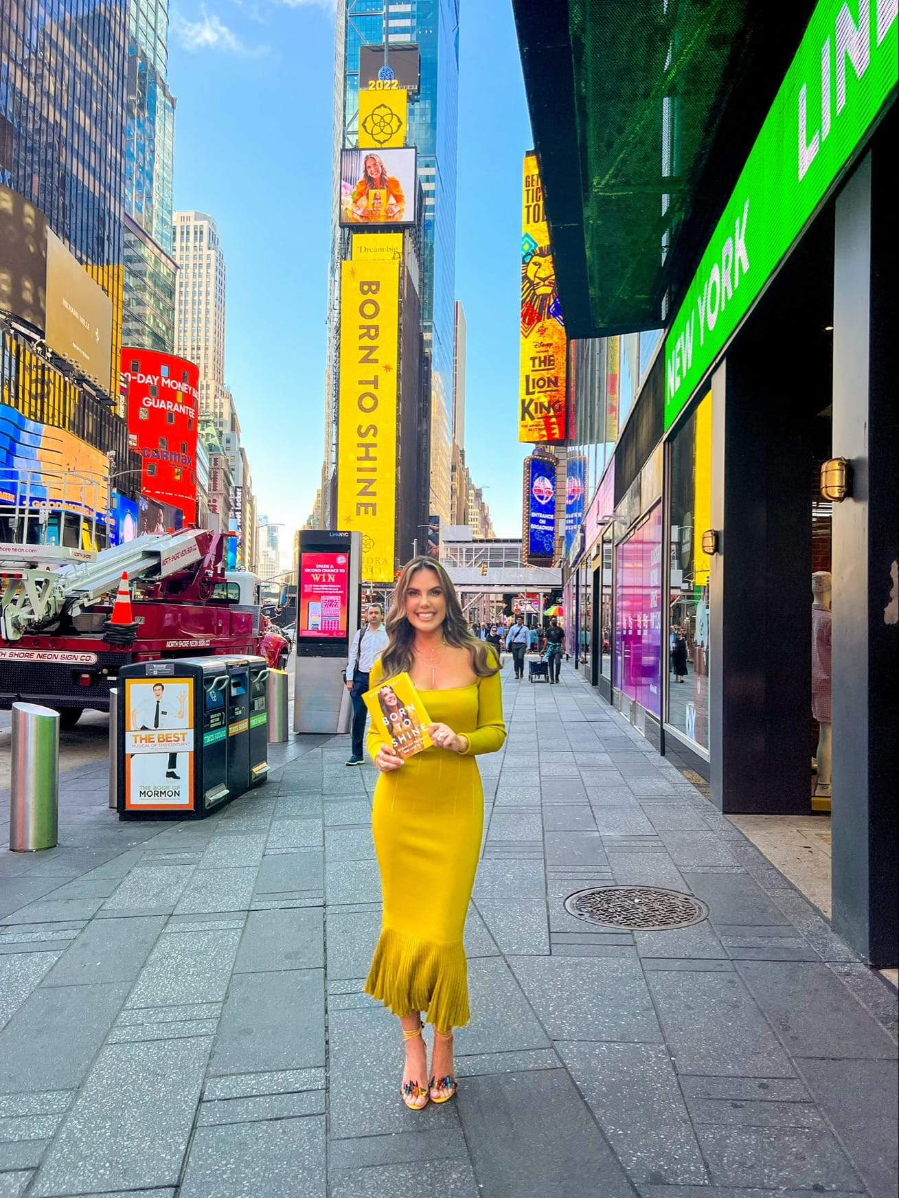 Kendra Scott in NYC holding her book during her book tour
