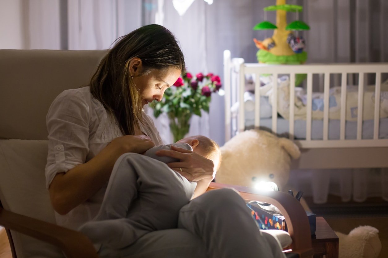 Cai sữa đêm nhẹ nhàng: Cách thức và thời điểm cai sữa cho bé