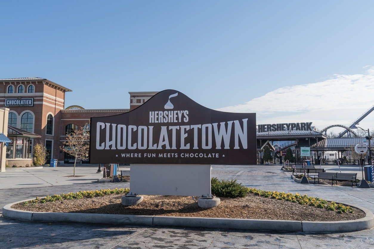 Hershey, Pennsylvania, December 2, 2021: Entrance sign to Hershey's Chocolatetown Amusement Park in Hershey, Pennsylvania