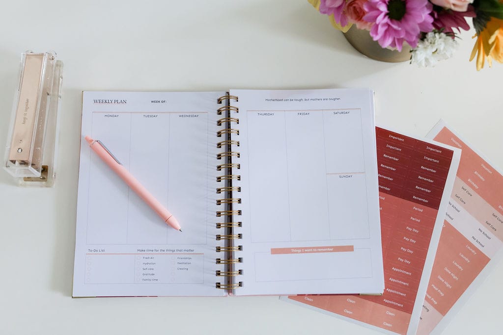 A look inside the Sfr-Fresh Motherhood Planner. This is the weekly planner page.