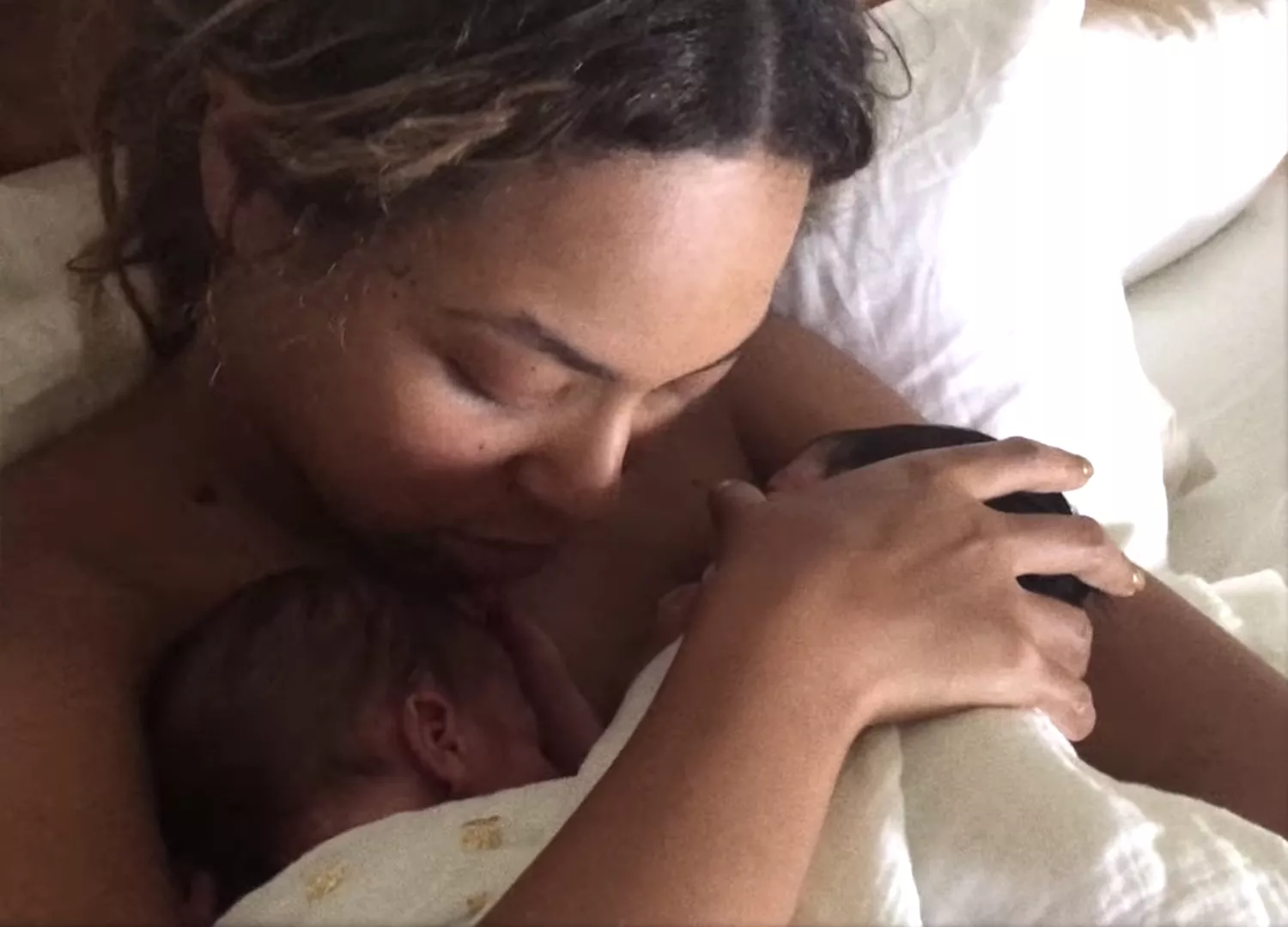 Beyonce holding her newborn twins