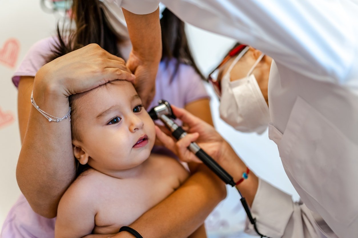 Nhiễm trùng tai ở trẻ sơ sinh: Nguyên nhân, triệu chứng và cách điều trị