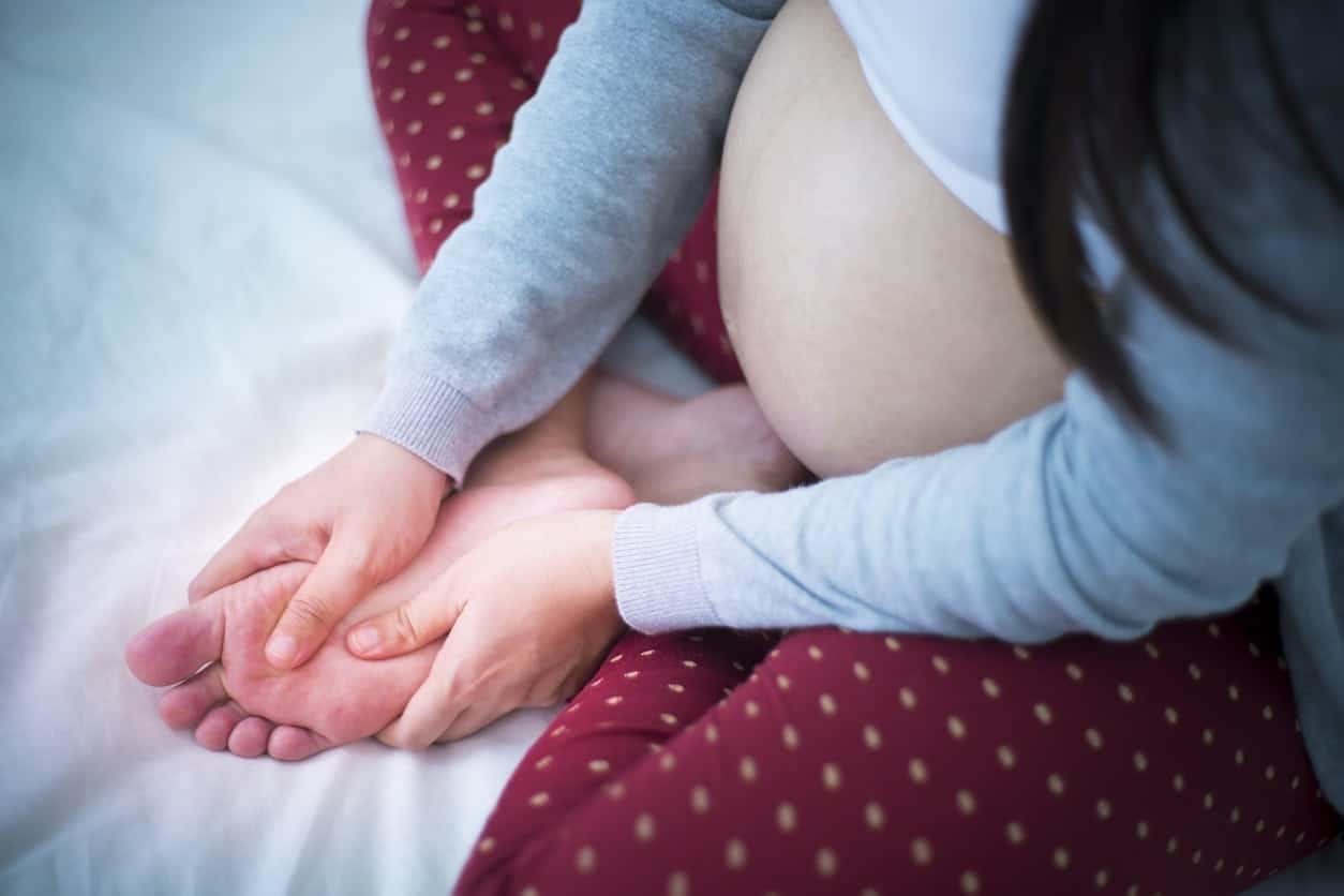 9 Ways To Reduce Swollen Feet During Pregnancy - Baby Chick