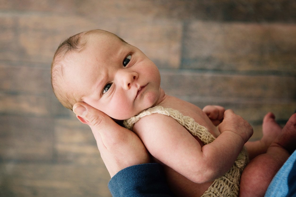 Ένα νεογέννητο μωρό κοιτάζει με σταυρωμένα μάτια την κάμερα καθώς μαθαίνει να εστιάζει τα μάτια του.